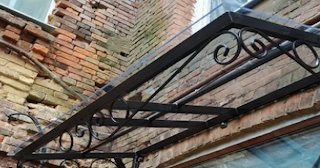 Угловые козырьки для частных домов и входов в Якутске - НавесыКтс от 1796 рублей